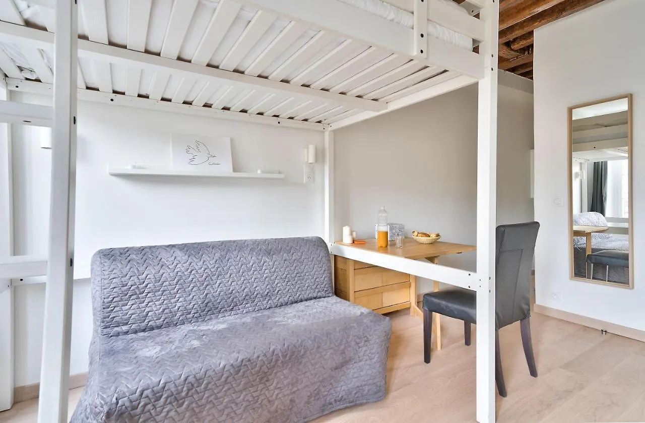 Pretty Mezzanine Studio In The Heart Of Paris Lejlighed